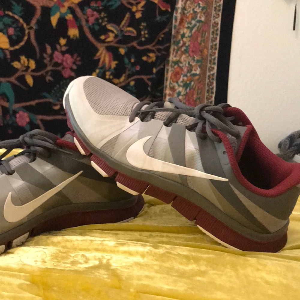 Only worn twice. Brand new NIKE FREE 5.0!